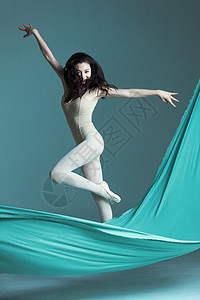 练习芭蕾的年轻女性图片