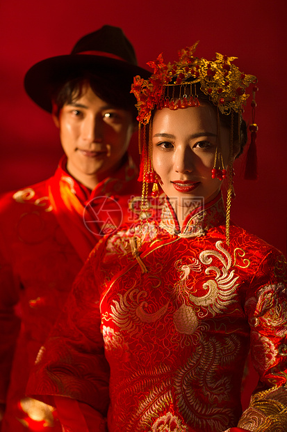 新婚夫妇青年男人人生大事中式古典婚礼