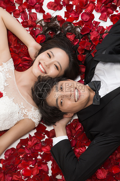 盛装幸福浪漫的新郎和新娘图片
