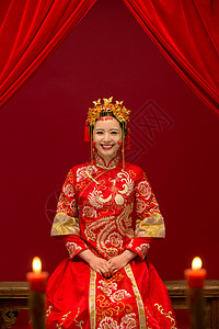 红色丝绸举办中国风婚礼的新人背景