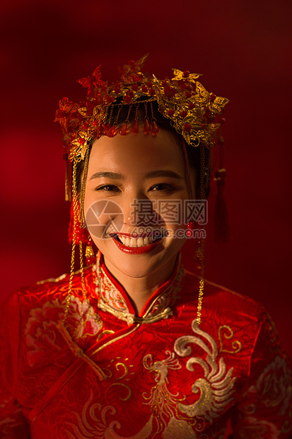 举办中国风婚礼的新人图片