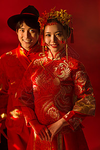人生巅峰举办中国风婚礼的新人背景