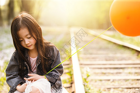 唯美季节关爱可爱的小女孩在户外图片