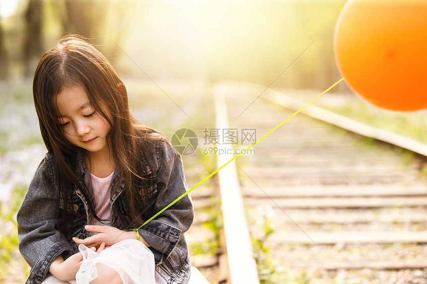 唯美季节关爱可爱的小女孩在户外图片