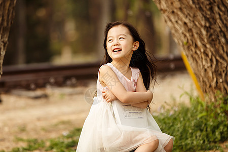 旅游亚洲人绿色可爱的小女孩在户外图片