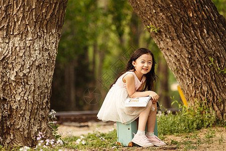 欢乐环境保护环境可爱的小女孩在户外图片