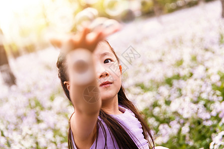 可爱的小女孩在户外图片