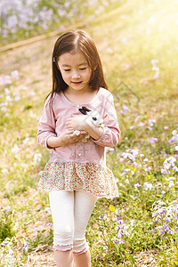 花与草地素材可爱的女孩在户外背景