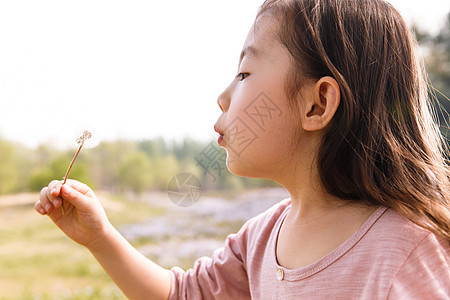 自由环境可爱的女孩在户外图片