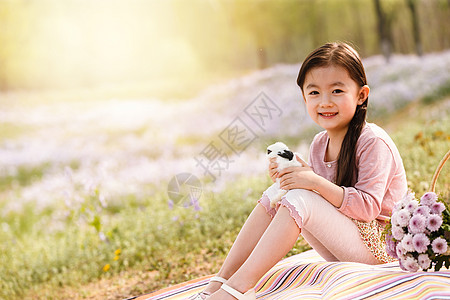 草地玩耍仅女孩人活力可爱的女孩在户外背景