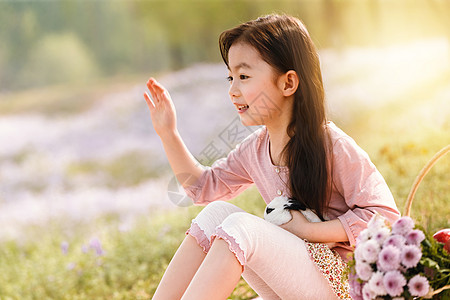 视觉背景郊游图片视觉效果健康生活方式可爱的女孩在户外背景