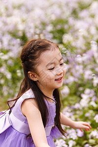 紫色半身像休闲活动可爱的小女孩在户外图片