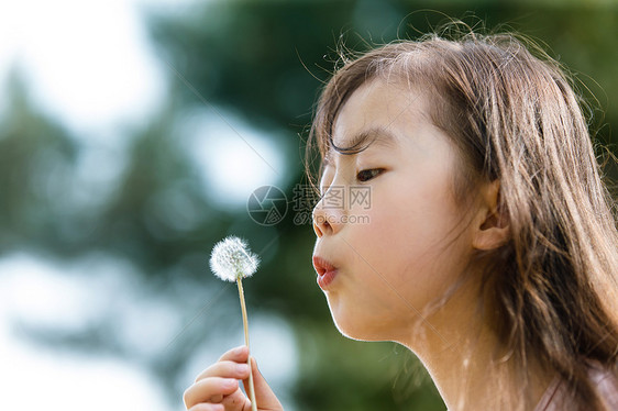 人季节休闲活动可爱的女孩在户外图片