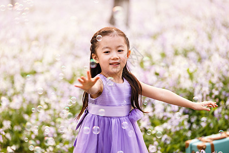 草地摄影5到6岁可爱的小女孩在户外图片