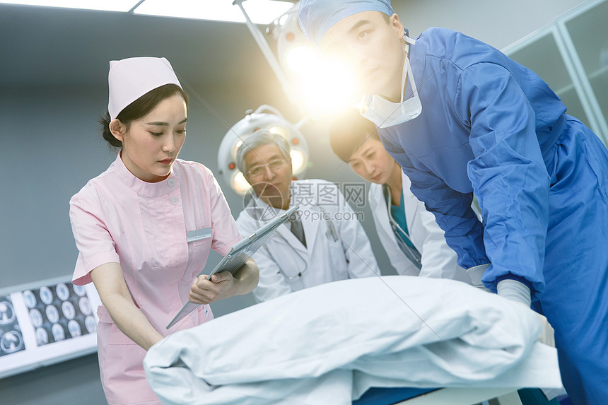 东方人四个人服务医务工作者抢救病人图片