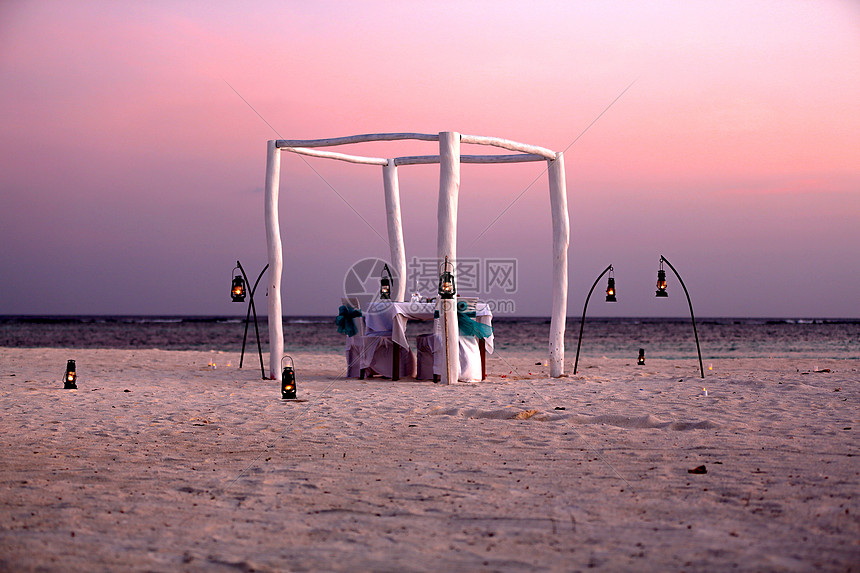 马尔代夫的晚霞和沙滩图片
