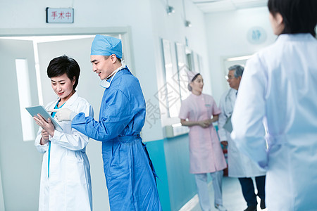 水平构图卫生保护工作服医务工作者在医院的走廊图片