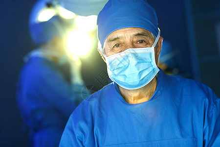 口罩援救手术衣医务工作者在手术室图片
