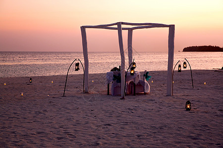 沙滩茅草亭子度假胜地沙滩印度洋群岛马尔代夫海景背景