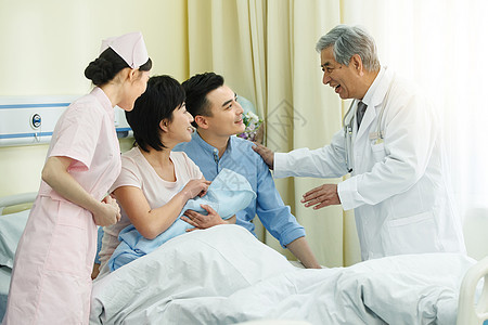 医护人员和新生儿的父母图片