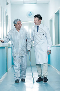 医生和老年男人在医院走廊图片