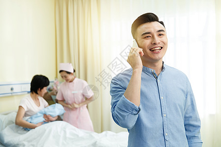 医药职业微笑的技能护士和新生儿的父母高清图片