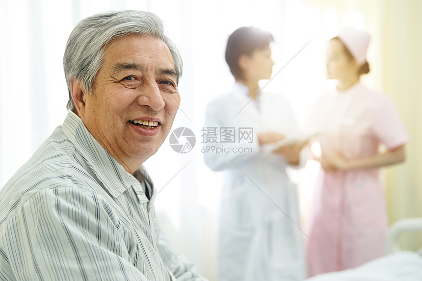 病人老人病科亚洲人医务工作者和患者在病房图片