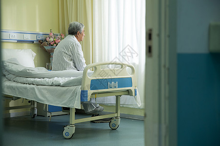 治病亚洲人人生病的老人在病房图片