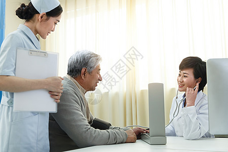 医疗成年人亚洲医务工作者和患者在医生办公室图片