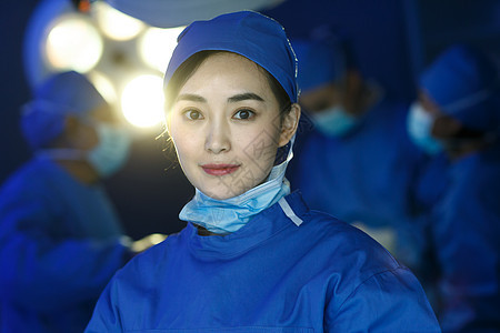 亚洲人可靠紧急求助医务工作者在手术室图片