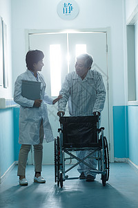 协助户内轮椅医生和老年男人在医院走廊图片