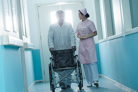 两个人专门技术老人护士和老年男人在医院走廊图片