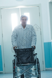 东亚支撑医疗老年男人在医院走廊图片