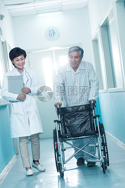 仅成年人医护服卫生医生和老年男人在医院走廊图片