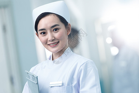 医生工作服护士帽可靠年轻的女护士在医院走廊图片