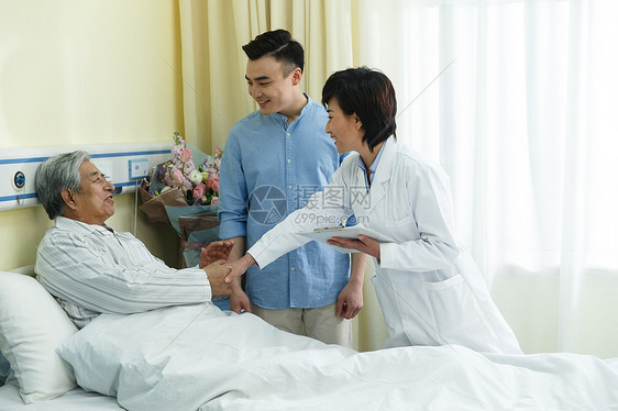 现代三个人床医务工作者和患者在病房图片