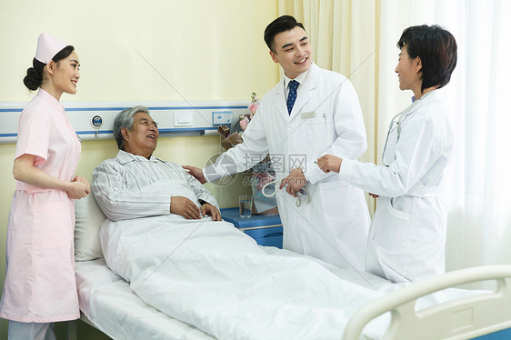 听诊器制服可靠医务工作者和患者在病房里图片