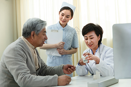 可靠药品三个人医务工作者和患者在医生办公室背景图片