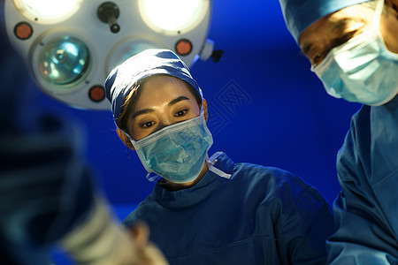 团队男人亚洲人医务工作者在手术室图片