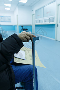 70多岁垂直构图仔细检查生病的老人在医院图片