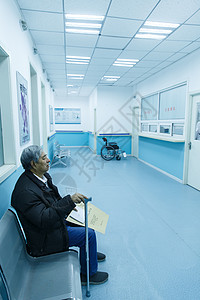 老人等待x光片寂寞全身像生病的老人在医院背景
