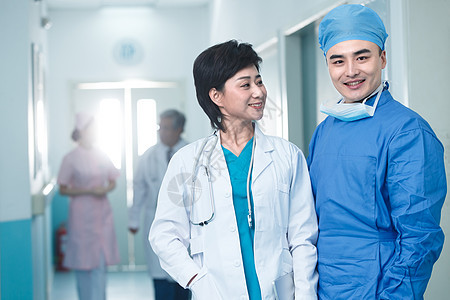 手术衣医疗用品病房医务工作者在医院的走廊图片