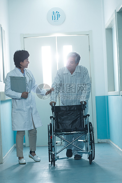 健康相伴努力医生和老年男人在医院走廊图片