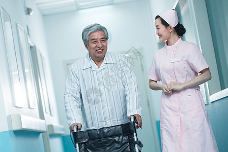 老年人专门技术彩色图片护士和老年男人在医院走廊图片