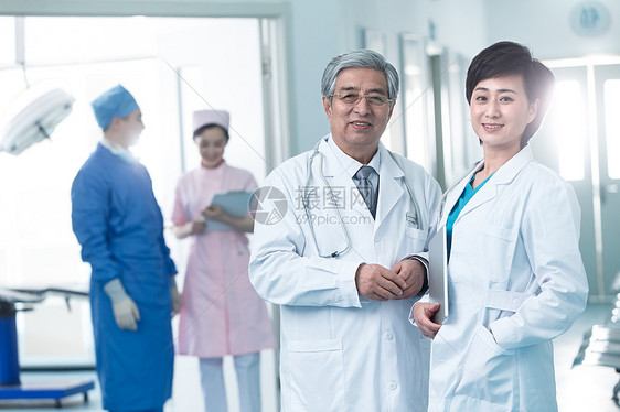 彩色图片手术衣医疗用品医务工作者在医院的走廊图片