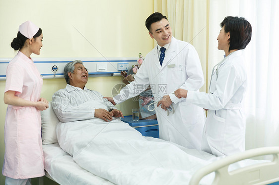 恢复衰老过程满意医务工作者和患者在病房里图片
