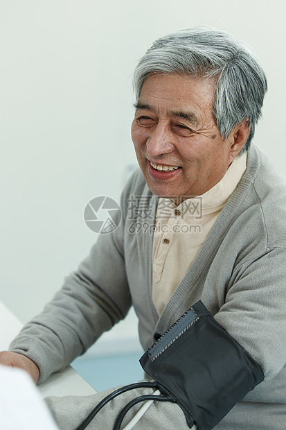 老年男人在医生办公室量血压图片
