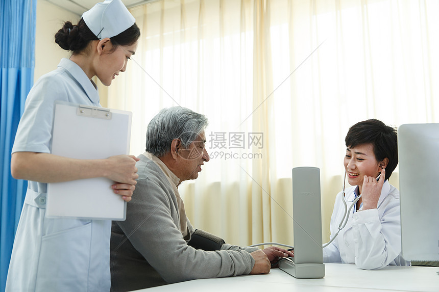 疗养院保护工作服老人病科医务工作者和患者在医生办公室图片