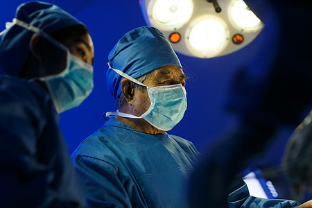 医疗治病卫生医务工作者在手术室高清图片