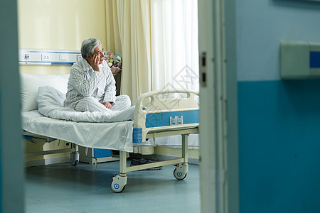 窗户治病卫生保健和医疗生病的老人在病房图片